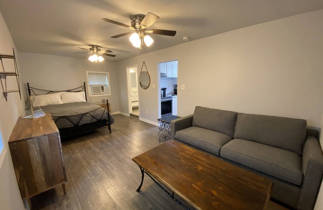 Cozy Urban Hideaway in Houston’s Arts District