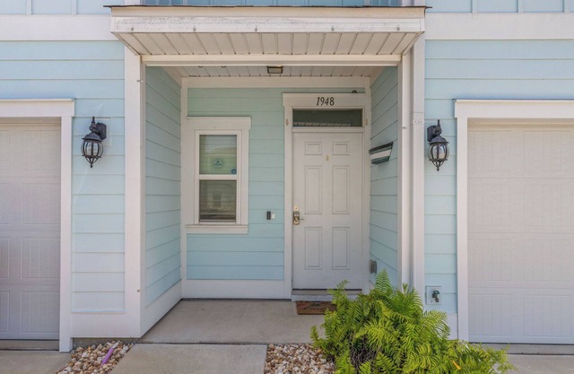 Cozy Vacation Getaway with Pool, 10min Drive to the Beach