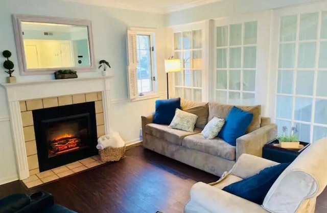 Cozy Villa Spa Retreat - Near Mohegan, Hot Tub, Pools, Sauna, Spa on Premises