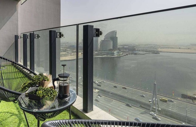 Cozy Waterfront 1BR w/Big Balcony in Dubai Creek