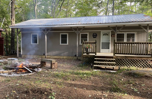 Cozy waterfront camp; Fall Fairs, Apples. Foliage, Hiking, Kayak - Fall 25% off