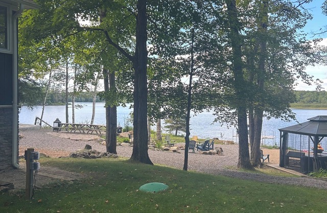 Cozy Waterfront Cottage & Bunkie (3 spaces in 1)