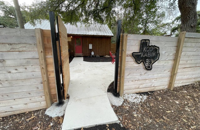 Cozy, west Austin cabin near Lake Austin, & within 15 miles of downtown
