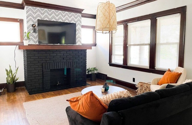 Cozy West Cleveland Getaway – Pets Welcome + Parking Enjoy easy access to downtown, the airport, and Ohio City from this charming retreat just minutes from Lakewood and Kamms Corner. Features include off-street parking, a fully stocked kitchen wit