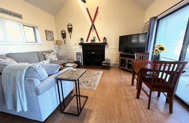 Cozy Wintergreen Retreat- Clean, Updated & Convenient, King Bed, Non-Smoking