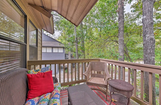 Cozy Woodlands Townhome w/Deck Near Market Street