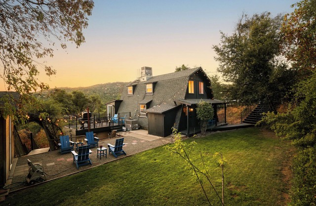 Cozy Yosemite 3-BR Sunset Mountain Views