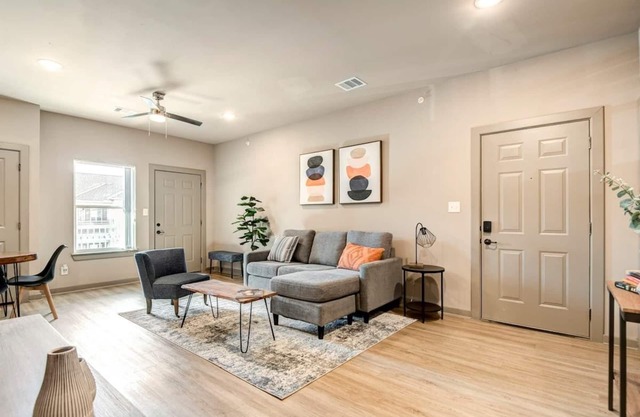 CozyCypress 2/2 Apt, Full Kitch, W/D, FreeParking!