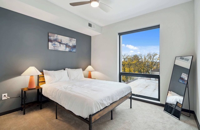 CozySuites Mass with parking, lounge & roof deck #22