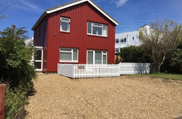 Crab cottage: Detached house with sea views