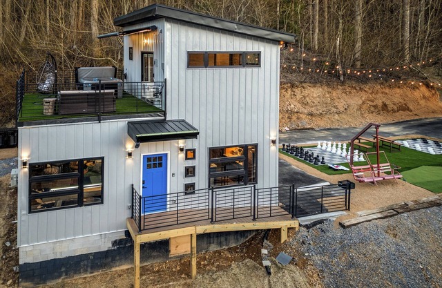 Craftsman's Cove – Brand New Luxury Cabin in the Arts & Crafts District