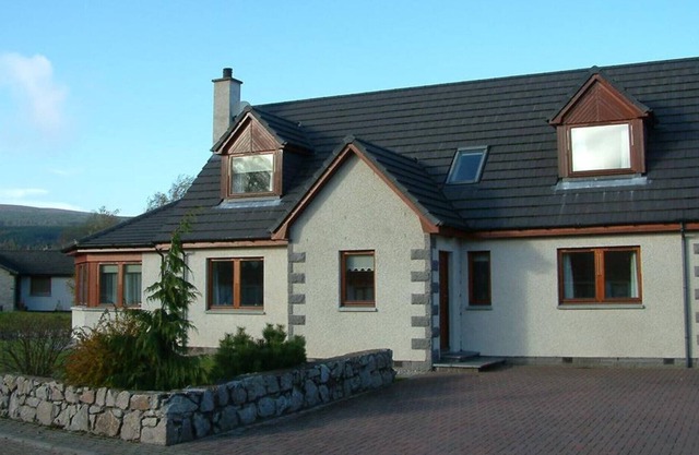 Craigmore Lodge, Aviemore: sleeps up to 14 with hot tub, sauna, wifi and more