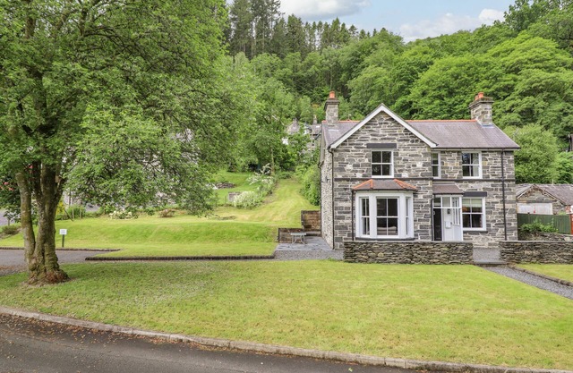CRAIGSIDE, pet friendly, character holiday cottage in Betws-Y-Coed