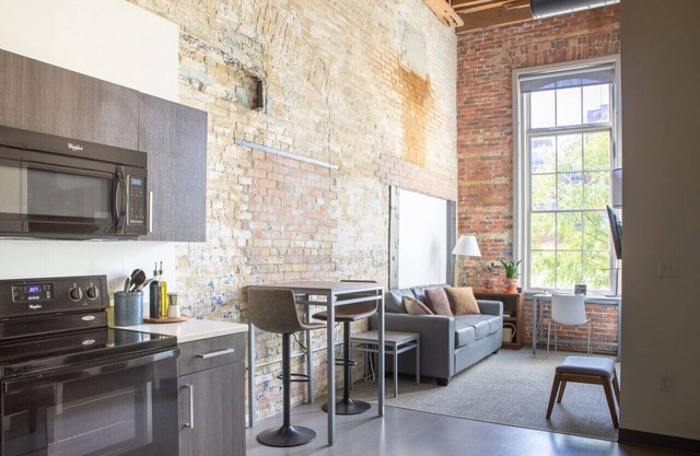 Cream City 1BR Apt - Just 3 Blocks to Fiserv with Gym and Parking
