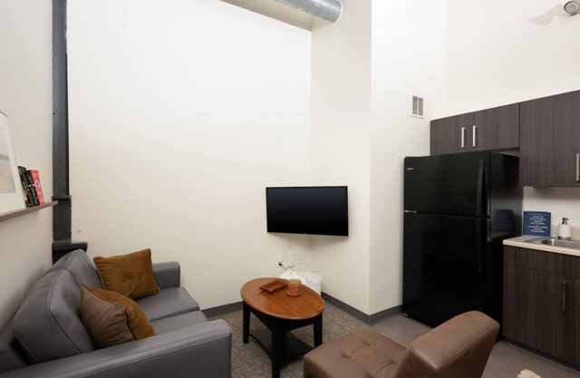 Cream City 2BR Apt - Just 3 Blocks to Fiserv with Gym and Parking