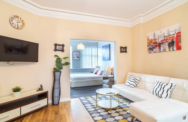 Creative & cheerful apartment by Avo in Sheffield