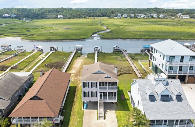 Creek Front Beach House, Easy Walk to Beach, 3 Screened Porches, Deep Water Dock