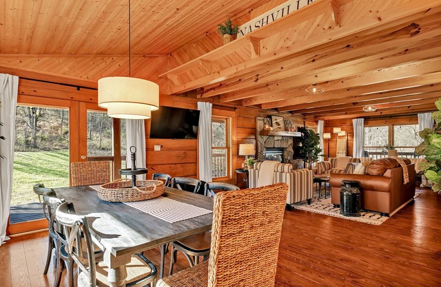 Creek's Cabin Luxury Retreat, 15 minutes to Downtown Nashville
