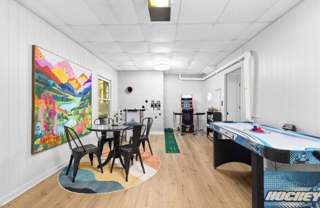 Creek-side, modern with king beds, hot tub, game room + fire pit! Close to town!