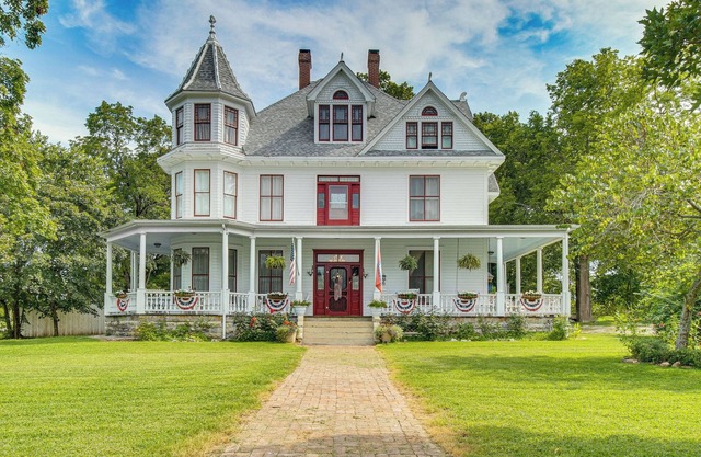 Creekfront Yellville Manor w/Parlors & Fire Pit!