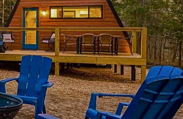 CreekLakeSwim HotTub SteamShower HikingTrails
