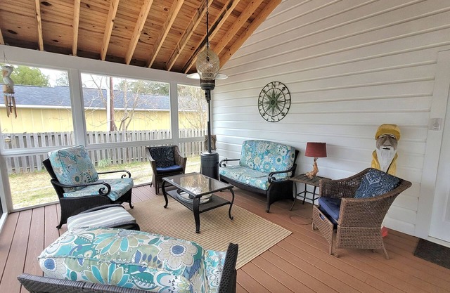 Creeks End - Charming cottage with private dock