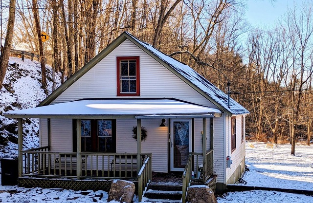 Creekside Canaan Cabin - close to trails, no pet fee!