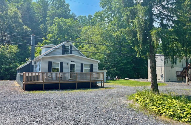 Creekside Chalet @ Knoebels! Deck, Yard & FirePit