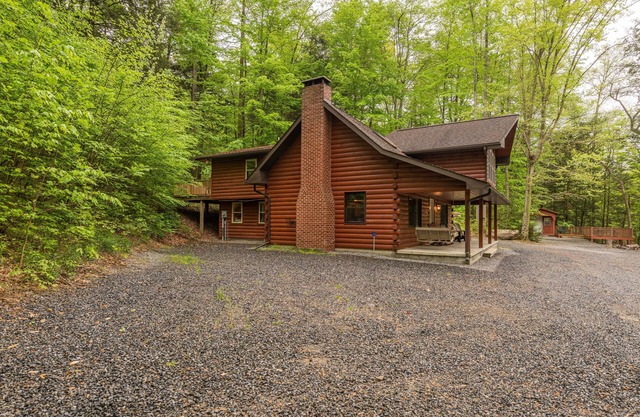 Creekside Hideaway, sleeps 9-10, gorgeous and private setting.