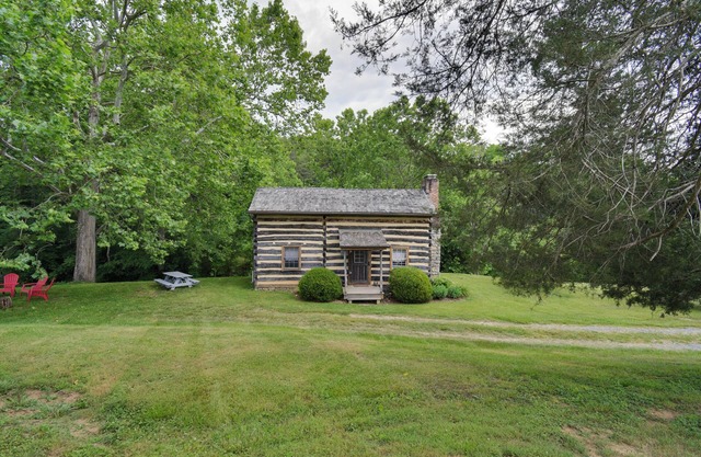 Creekside historic log cabin w/modern amenities at historic Wade's Mill