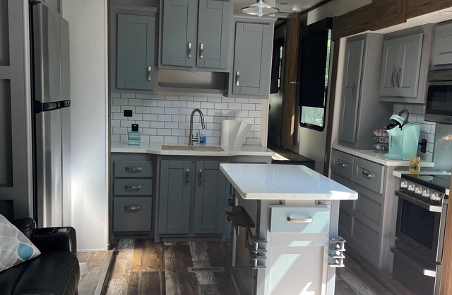 Creekside Luxury Outdoor Experience close to Downtown Gatlinburg & Dollywood