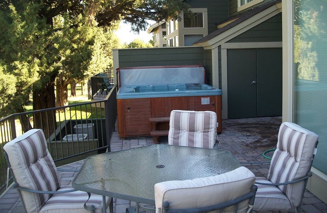Creekside Retreat-1 Block to Splash Park and Pool, Private Hot tub
