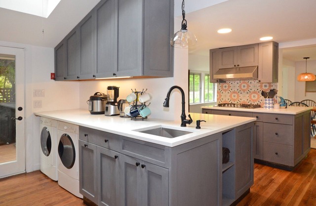 CREEKSIDE RETREAT, Pvt. Quiet, WiFi, TV, Hot Tub, Fireplace, Fire Pit, Dog Run
