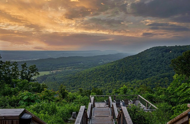 Crest View Lodge with AMAZING VIEWS! Sunken Deck! Movie Theater! Fast Wi-Fi!