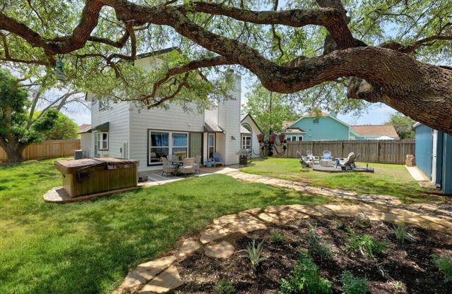 'Crested Oak'-Hot tub! Fire Pit! Game Room! Pet Friendly!