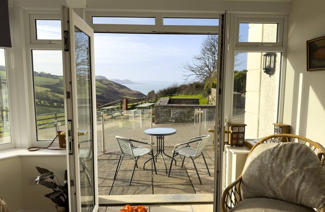 CROGAL FARMHOUSE, family friendly, with open fire in New Quay