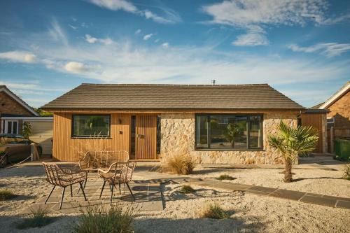 Cromer Luxury Palm Springs Bungalow with Pool Room