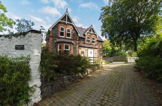 Cronk Urleigh Lodge accommodates four and is a delightful house located in wonderfully leafy surroun