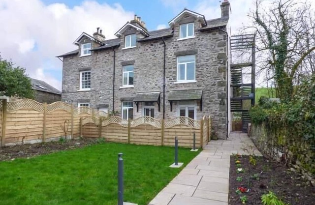 CROOKLANDS HOUSE 3, pet friendly, with a garden in Crooklands