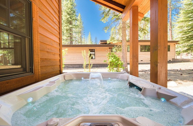 Crossroads Luxury 5BR By Tahoe Getaways - MONTHLY Rental in Truckee, Hot Tub