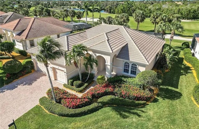 Crown Colony Golf and Country Club - 4 Bedroom - 3 baths - Inground pool !