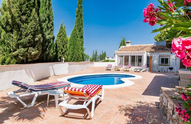 Cruz del Monte: One-Level Villa with Private Pool and 3 bedrooms in Costa del Sol.
