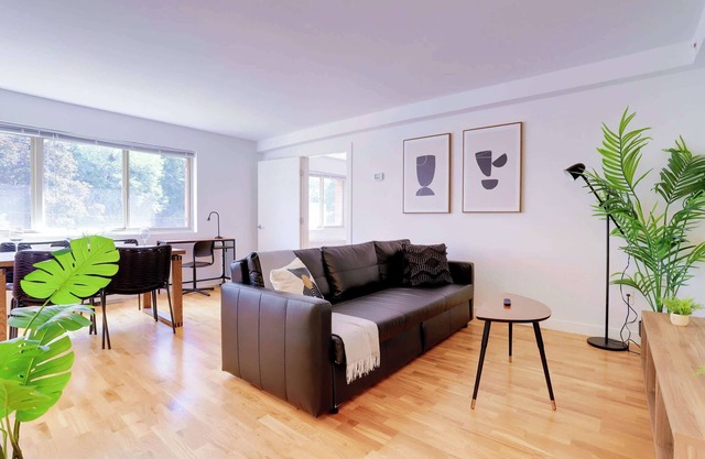 Crystal City: Prime Location Apt
