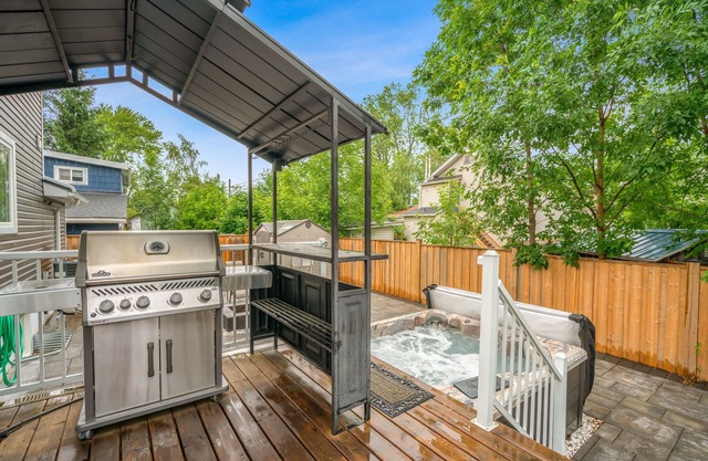 Crystal Clear Cottage - A True Gem! - Sleeps 8, Air Conditioning, Hot Tub