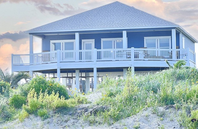 Crystal Cove Cottage - BEACHFRONT Luxury Getaway - Fully Fenced & Pet Friendly