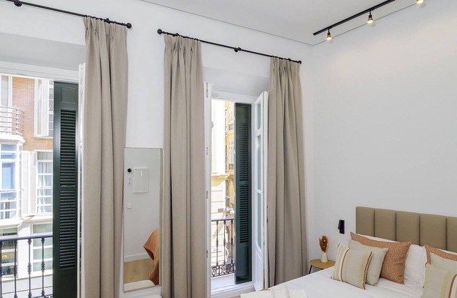 Cubo's Especeria Malaga Balcony Apartment for Adults/urbano/aire acondicionado/wifi gratis
