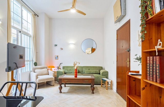 Cubo's Luciano Malaga Apartment & Optional Parking/city center/close to businesses/free Wi-Fi