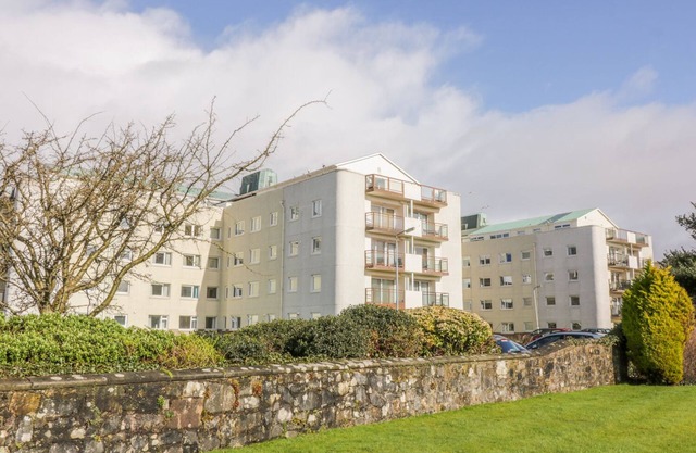CUMBRAE VIEW, family friendly, country holiday cottage in Largs