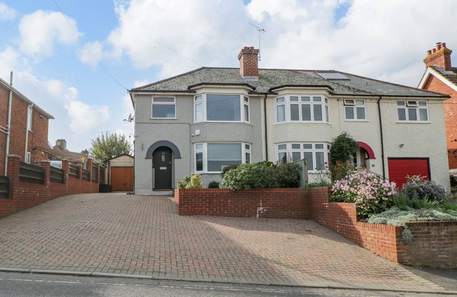 CURLEW COTTAGE, pet friendly, character holiday cottage in Lymington