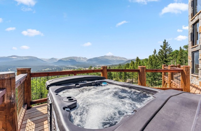 Custom 2BR+Loft Home, w/Hot Tub & Stunning Views